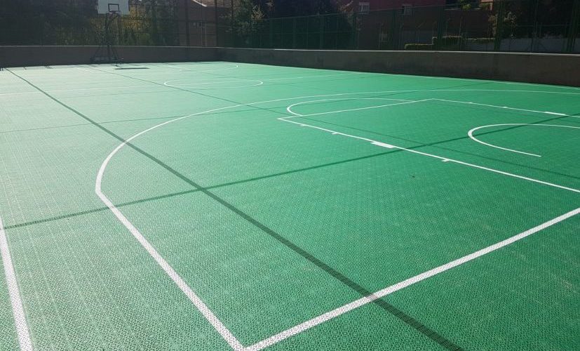 pista basquet exterior – suelo deportivo Multisport pista-baloncesto-patio-colegio